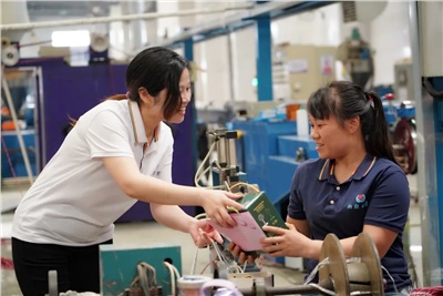 感恩母親 送愛到崗 | 湘聯(lián)電纜開展母親節(jié)關(guān)愛活動！