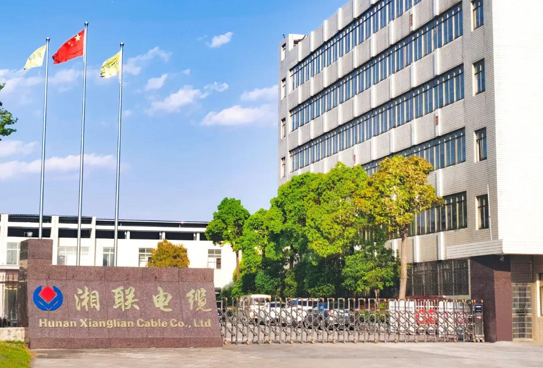 今日小雪，用一組湘聯(lián)小伙伴拍攝的美照來迎接廠區(qū)的冬天！